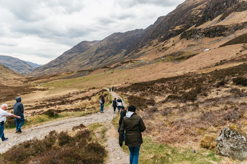 From Edinburgh: Outlander Experience 2-Day Tour - The guide experience: humor, music, and real-world storytelling