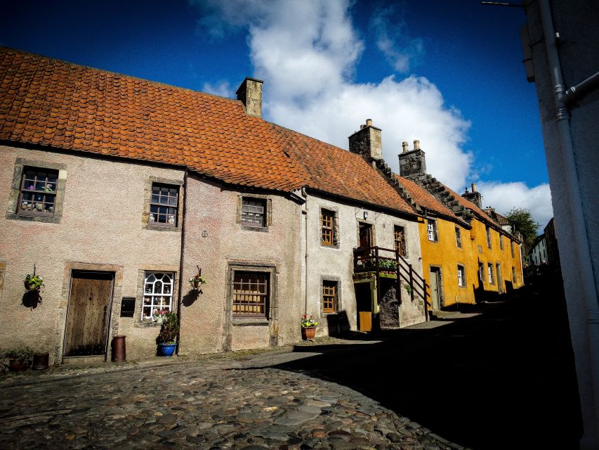 From Edinburgh: Outlander Full-Day Tour in Spanish - Stop One: Culross and the Leoch Castle Atmosphere