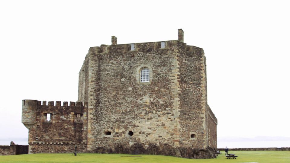 From Edinburgh: Outlander Full-Day Tour in Spanish - Linlithgow Palace: Monarch Power by the Lake