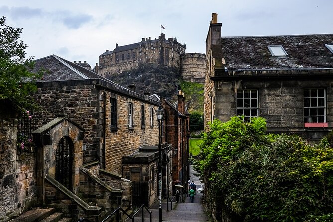 Guided 60-Minute Photography and sightseeing Tour in Edinburgh - Witches Well to 8:00am: Why the Timing Works