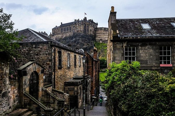 Guided 60-Minute Photography and sightseeing Tour in Edinburgh - Crowds, Closets, and Clarity: How You’ll See Edinburgh Differently