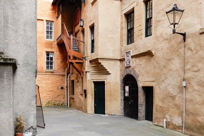 Highlights from Edinburgh’s Old Town: A Self-Guided Audio Tour - Down the Royal Mile: the city’s social spine