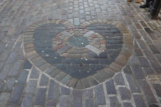 Highlights from the Royal Mile: A Self-Guided Audio Tour - Old Tolbooth Wynd and St Giles: Where the Details Matter