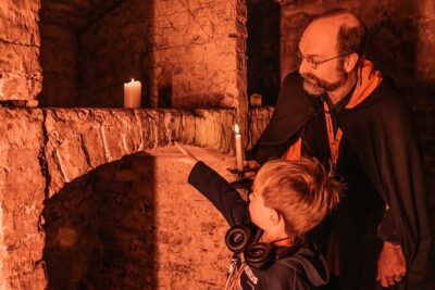 Kids Multi-Sensory Underground Vaults Tour in Edinburgh - Stop 1: Mercat Cross and the Old Town closes (with gardyloo and graveyard clues)