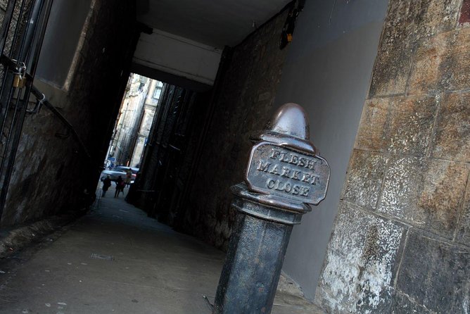 Multi-Sensory Haunted Underground Vaults Tour in Edinburgh - The Storytelling Style: Gruesome Topics Without Fake Jump Scares