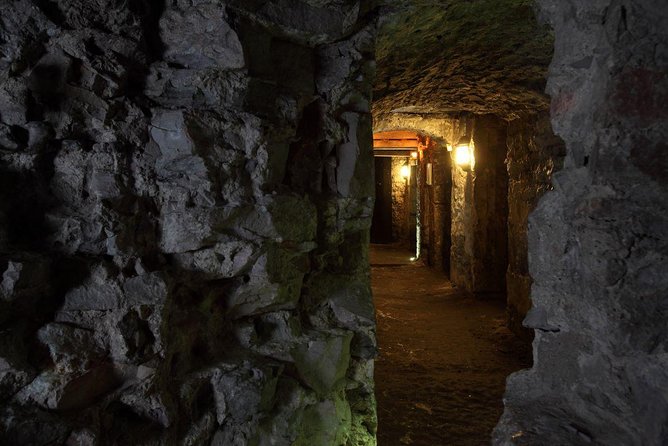 Multi-Sensory Night Walking Tour with Haunted Vaults in Edinburgh - Storytelling Style and Guide Personalities: What to Expect From the Performance