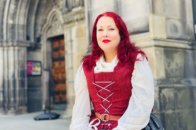 Old Town Walking Tour - Mercat Cross, Niddry Street, and Royal Canongate