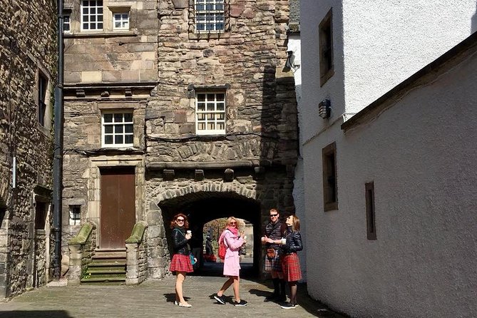 Outlander Walking Tour of Edinburgh's Old Town - Stop 4: Holyroodhouse and Bonnie Prince Charlie (Film + Novel Angle)