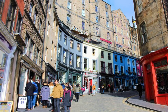 Private 4h Walking Tour in Edinburgh with Edinburgh Castle Tour - City Chambers and Victoria Street: council roots and photo magic