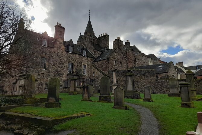 Private Dark History Tour: Eerie Edinburgh - Stop 1: Heart of Midlothian and the cobblestones with bite