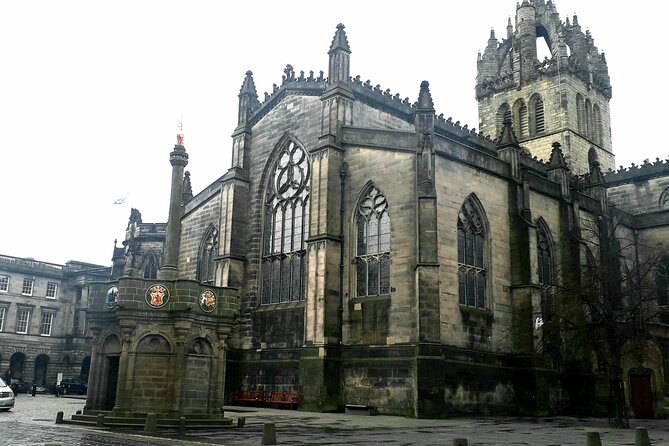 Private Dark History Tour: Eerie Edinburgh - Stop 4: The Royal Mile, where today’s hot spots were yesterday’s hazards