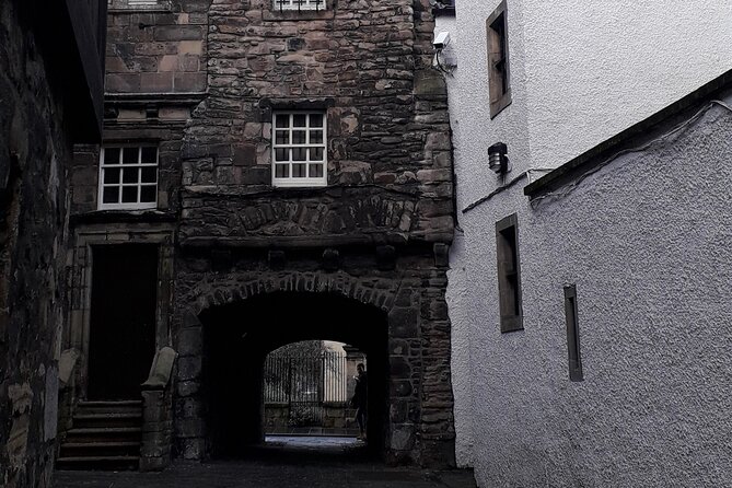 Private Dark History Tour: Eerie Edinburgh - Stop 5: Tron Kirk and why a measurement tool matters