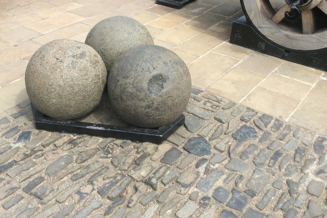 Private Edinburgh Castle Tour - Mons Meg: Seeing a Famous Cannon Up Close