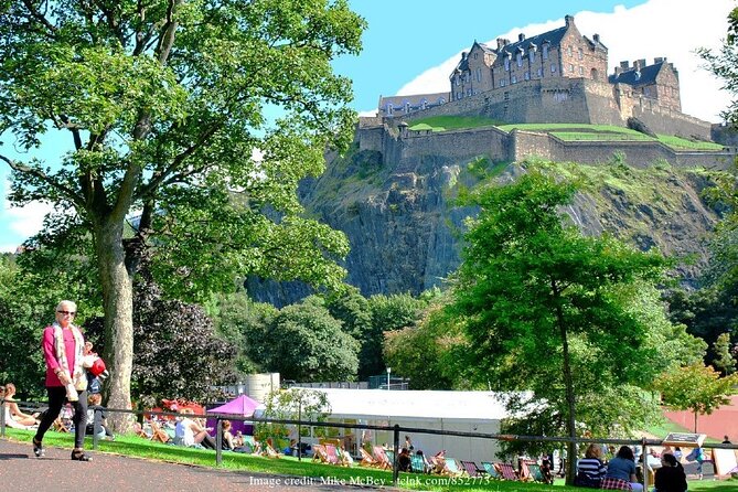 Private Full-Day Walking Tour in Edinburgh with Edinburgh Castle - Edinburgh Castle: the ticketed centerpiece