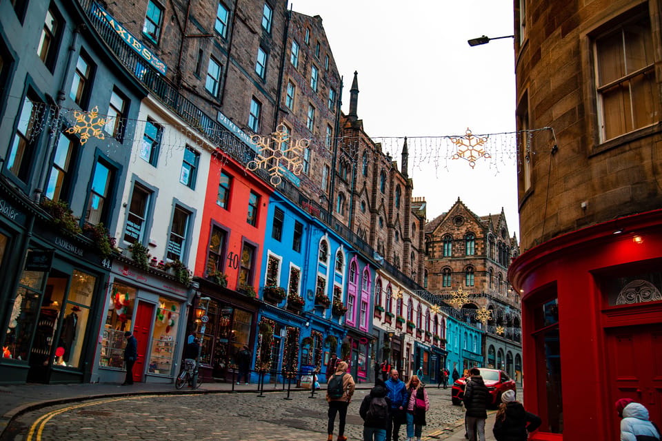 Private tour: discover the city which inspired Harry Potter - The guide experience: French storytelling and picture-friendly energy