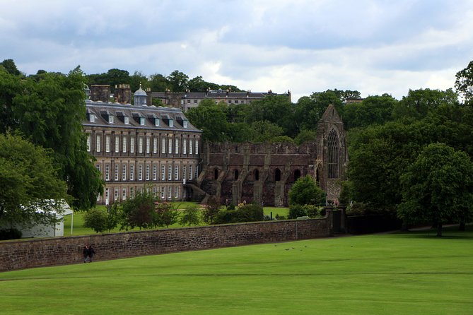 Private Walking Tour: Edinburgh Highlights, including entry to Edinburgh Castle - Hidden closes: Lady Stair’s Close brings the writers into view