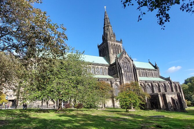 Privately Guided Day Tour of Glasgow in Luxury Minivan - West End Drive and the University of Glasgow from the Road