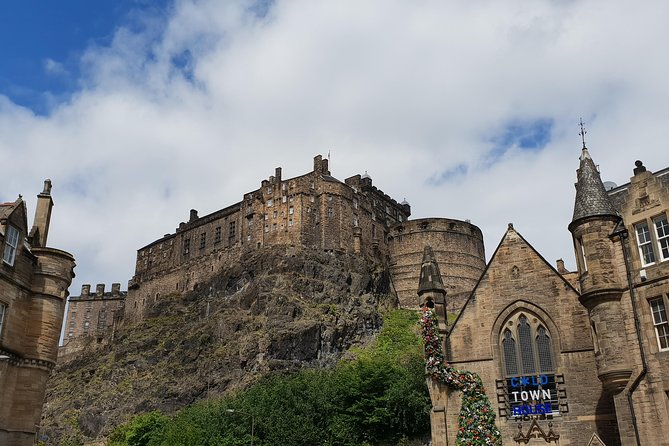Public guided tour of Edinburgh at a minimum price - in French - Old Town and New Town in one French walk: the real value