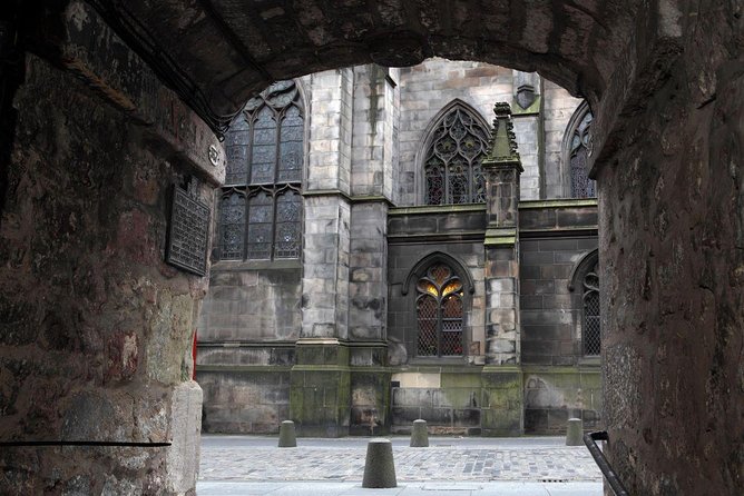 Royal Mile and Edinburgh Castle - Small Group Walking Tour - Cloisters, courtyards, and tenements: the real Old Town feel