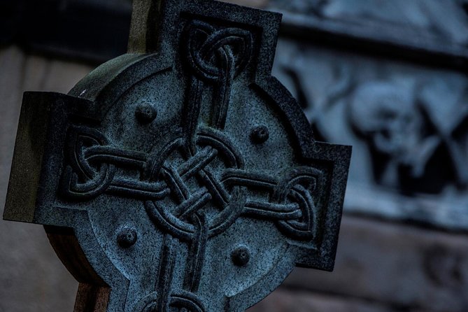 Small Group Edinburgh Underground Vaults & Graveyard Ghost Tour - Entering Edinburgh’s Dark Side: Why This Tour Works at Night