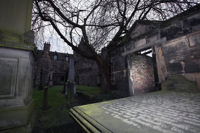 Small Group Edinburgh Underground Vaults & Graveyard Ghost Tour - The Storytelling Style: The Guide Is the Product