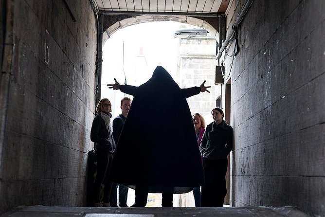 Small Group Ghost Tour incl. Underground Vaults & free drink in Megget's Cellar - First stop: Mercat Cross and the Edinburgh mob