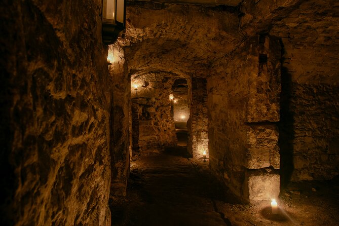 Small Group Ghost Tour incl. Underground Vaults & free drink in Megget's Cellar - Old Town closes and wynds: witchcraft, torture, and restless spirits