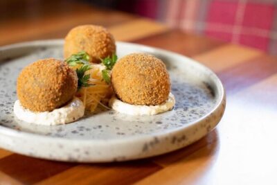 Taste Of Edinburgh Food Tour With All Food & Drinks Included - Victoria Street wandering: the cheesemonger-style stop game plan