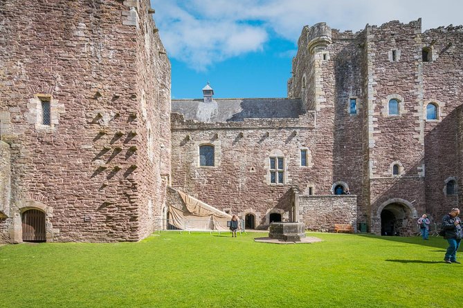 The Outlander 1 Day Experience - Stop 5: Midhope Castle and Lallybroch Photo Time