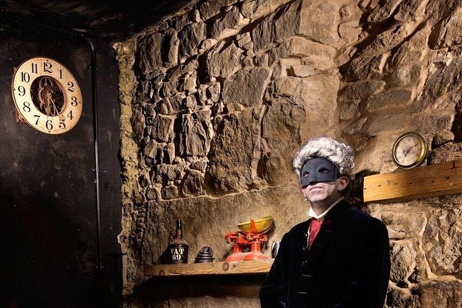 The World Famous Underground Ghost Tour - The Wynds and Closes Walk: Narrow Streets With Big Stories