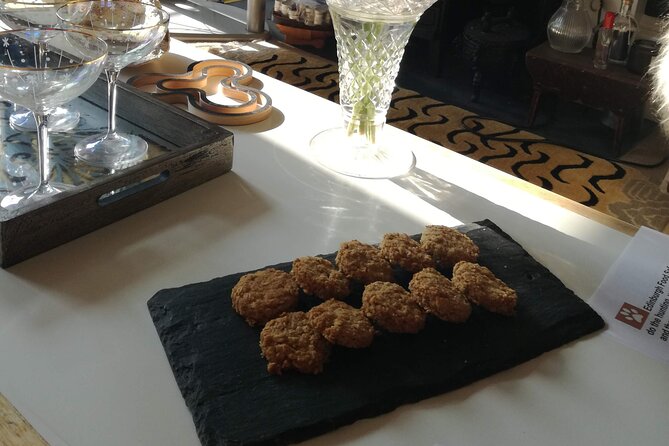 Traditional Scottish Cooking Class & Dinner with Edinburgh Local - Welcome bites: oatcakes and rhubarb-ginger gin liqueur