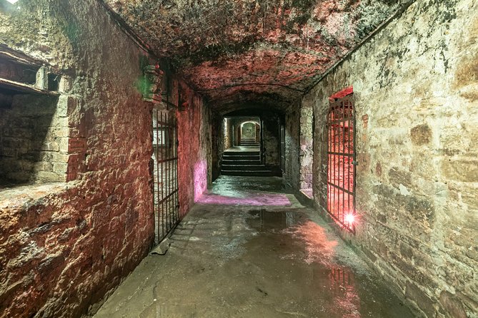 Underground Vaults Walking Tour in Edinburgh Old Town - Where the tour starts: Lawnmarket to South Bridge